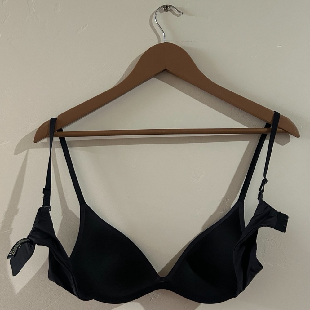 skims | wireless form push-up plunge bra in onyx ↷ - Picture 11 of 16